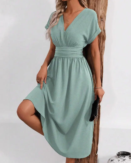 Jurk Dames: Elegante V-Hals Jurk met Vleermuismouwen & Geplooide Taille AtelierDress